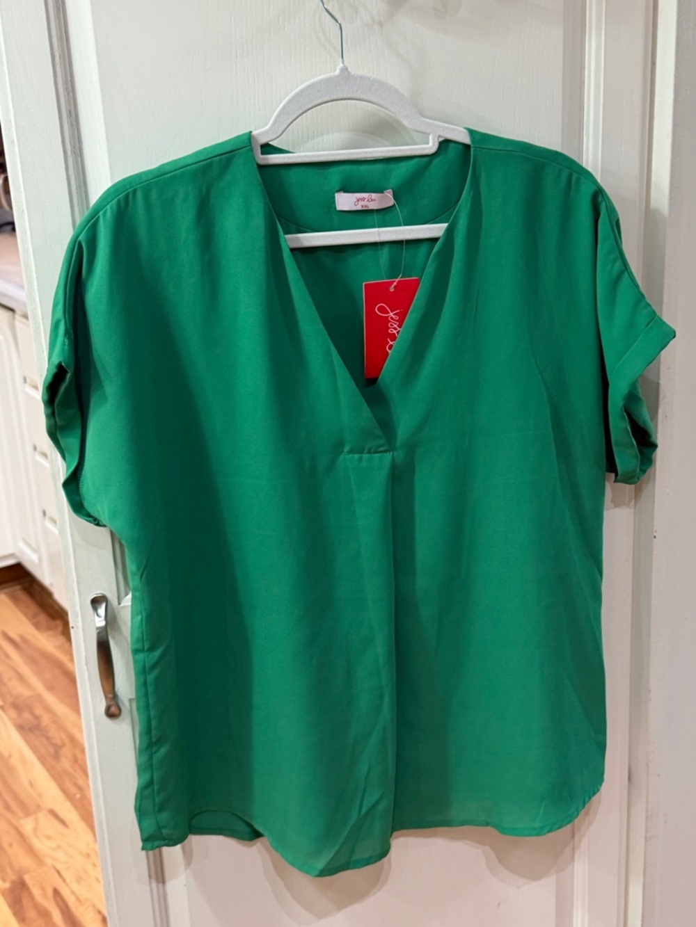 Slim V-Neck Short Sleeve Blouse in Emerald Green